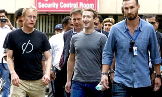 Năm ngoái, Facebook đã chi 7,3 triệu USD bảo vệ an ninh cho Mark Zuckerberg (giữa). Ảnh: Ravi Choudhary/ HT Photo.