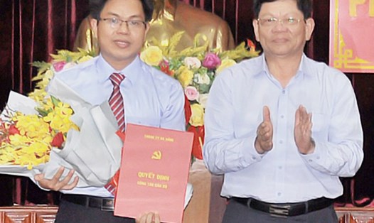 Ông Nguyễn Đức Hoàng (bên trái) giữ chức vụ Phó Chánh Văn phòng Thành ủy Đà Nẵng.  