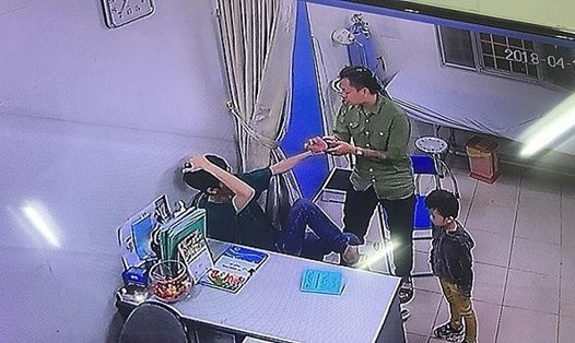 Cảnh bác sĩ của Bệnh viện Xanh-Pôn bị người nhà bệnh nhân tấn công. Ảnh cắt từ camera Bệnh viện Xanh-Pôn.