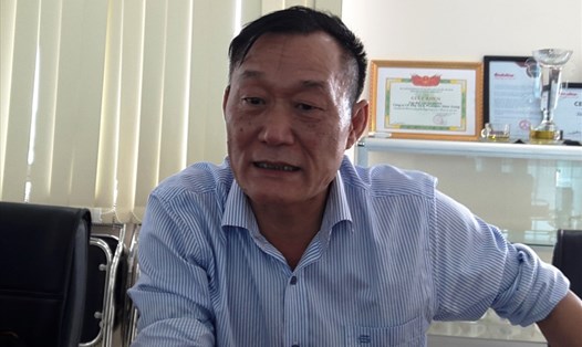 Ông Trần Lê Dũng - Chủ tịch HĐQT Cty CP Đầu tư và Phát triển miền Trung - trao đổi với PV Báo Lao Động về tình hình ế ẩm của bến xe. Ảnh: PV