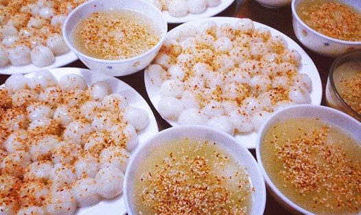 Trong ngày Tết Hàn thực, người Việt thường làm bánh trôi, bánh chay để cúng gia tiên.