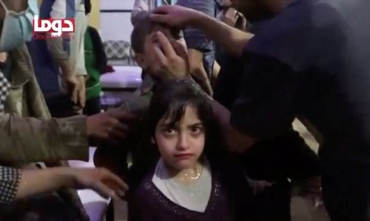 Hình ảnh được cho là trẻ em được chữa trị sau vụ tấn công hóa học ở Douma. Ảnh: Reuters