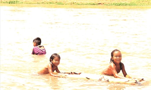 Tình trạng trẻ thản nhiên ra sông, hồ bơi ở địa phương nhiều, tiểm ẩn nguy cơ đuối nước ở trẻ cao.