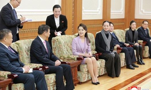 Bà Ri Sol-ju tiếp phái đoàn Trung Quốc. Ảnh: KCNA