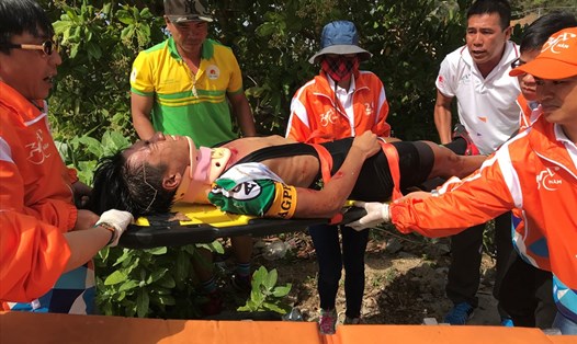 Tay đua Nguyễn Huỳnh Đăng Khoa (Bảo vệ thực vật An Giang) bị tai nạn nghiêm trọng khi đổ đèo Vĩnh Hy với tốc độ cao. Ảnh: BTN