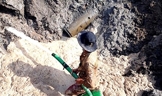 Quả bom được phát hiện trên sa lan chở cát khi đang bơm cát lên bờ