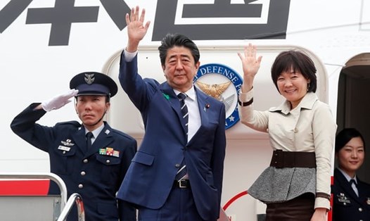 Thủ tướng Nhật Bản Shinzo Abe và phu nhân lên đường thăm Mỹ. Ảnh: EPA. 