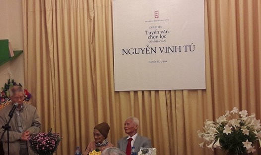 Nhà văn Nguyễn Vinh Tú và vợ trong buổi tọa đàm về tuyển tập các tác phẩm của ông. 