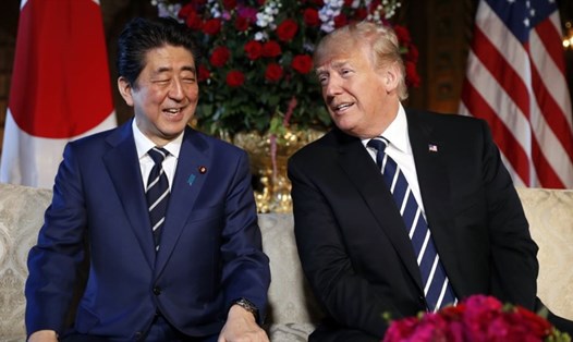 Thủ tướng Nhật Bản Shinzo Abe và Tổng thống Mỹ Donald Trump hội đàm tại khu điền trang Mar-a-Lago của tổng thống ở Palm Beach ngày 17.4.2018. Ảnh: AP