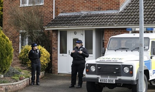 Lực lượng chức năng Anh trước ngôi nhà của cựu điệp viên Nga Sergei Skripal. Ảnh: AP. 