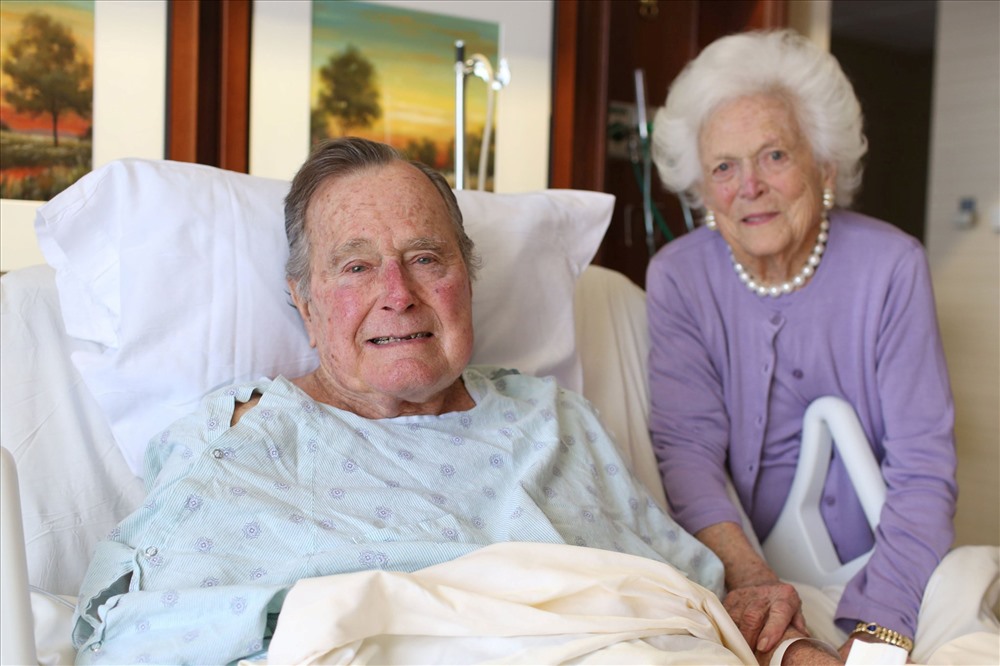 Cựu Tổng thống George H.W. Bush và cựu đệ nhất phu nhân Barbara Bush cùng nhập viện vì những vấn đề sức khỏe khác nhau. Ảnh: Time