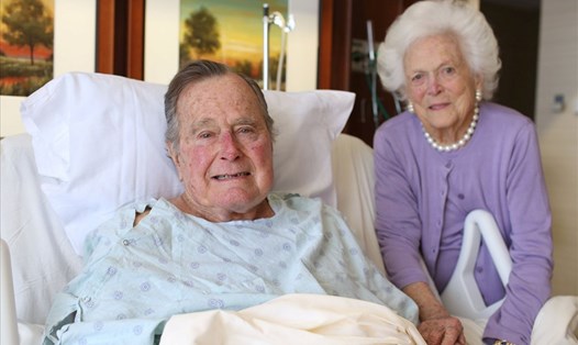 Cựu Tổng thống George H.W. Bush và cựu đệ nhất phu nhân Barbara Bush cùng nhập viện vì những vấn đề sức khỏe khác nhau. Ảnh: Time