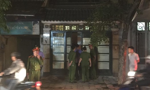 Cơ quan chức năng khám xét nhà ông Phan Hữu Tuấn vào tối 17.4.