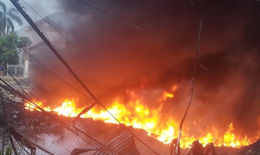 Rạng sáng 18.4, một đám cháy lớn xẩy ra tại khu tập kết phế liệu của một hộ gia đình tại thôn Xuân Lạc, xã Vĩnh Ngọc, TP Nha Trang. Ảnh: P.Linh
