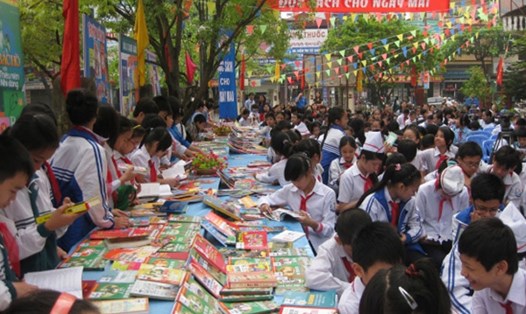 Ngày sách Việt Nam luôn thu hút các bạn học sinh - sinh viên. Ảnh: T.L