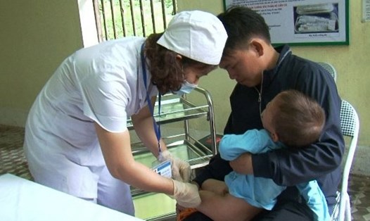 Tiêm phòng dại cho một bệnh nhi tại Bệnh viện Đa khoa tỉnh Lào Cai.