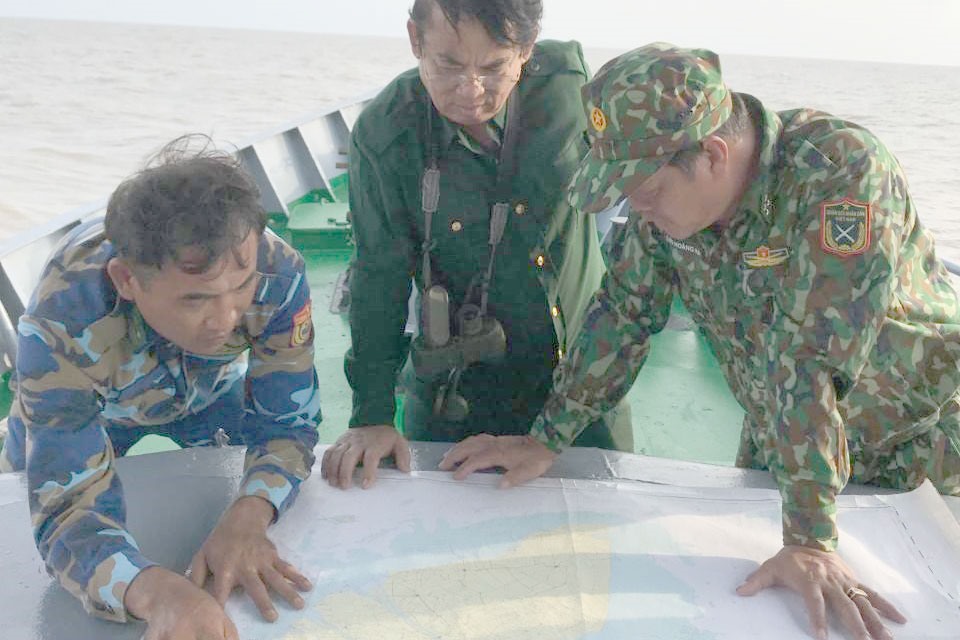 Khảo sát vị trí nước sâu trên bản đồ và thực địa.