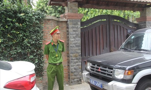 Lực lượng chức năng cùng các đơn vị liên quan đã tiến hành khám xét nhà ông Trần Văn Minh – cựu Chủ tịch UBND TP. Đà Nẵng. Ảnh LĐ