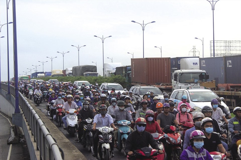 Hàng ngàn xe cộ kẹt cứng trên Xa lộ Hà Nội hướng vào trung tâm thành phố. Ảnh: Minh Quân