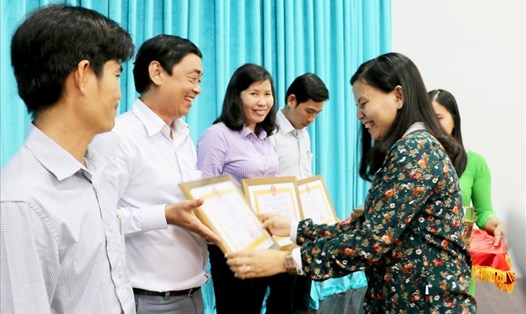 Phó Chủ tịch LĐLĐ An Giang Phan Thị Diễm trao bằng chứng nhận đạt chuẩn văn hóa. (Ảnh: L.T)