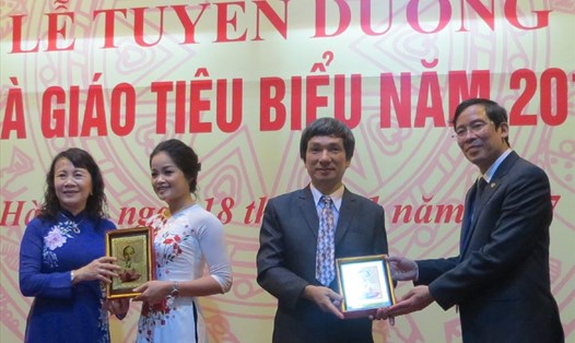 Thứ trưởng Bộ GDĐT Nguyễn Thị Nghĩa (bìa trái) và Chủ tịch CĐ Giáo dục VN (bìa phải) trao quà của Phó Chủ tịch Nước Đặng Thị Ngọc Thịnh tặng các nhà giáo tiêu biểu năm 2017. Ảnh: XUÂN TRƯỜNG