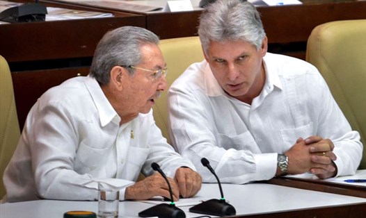 Chủ tịch Raul Castro và người kế nhiệm Miguel Díaz-Canel. Ảnh: The Cuban Economy