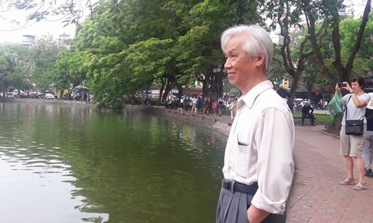 GS.TSKH Dương Đức Tiến có mặt khảo sát tại hồ Hoàn Kiếm.