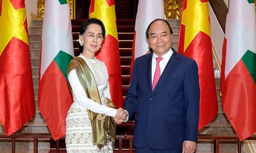 Thủ tướng Nguyễn Xuân Phúc và Cố vấn Nhà nước, Bộ trưởng Bộ Ngoại giao và Bộ trưởng Văn phòng Tổng thống Cộng hòa Liên bang Myanmar Aung San Suu Kyi. Ảnh: VGP