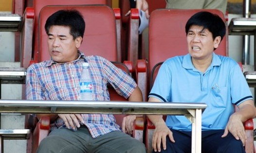 Ông Trần Đình Long (bên phải) thời còn làm bóng đá. Ảnh: Thỏa Lâm. 