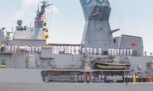Tàu HMAS Toowoomba cập cảng Sài Gòn sáng 19.4. Ảnh: ĐSQ Australia