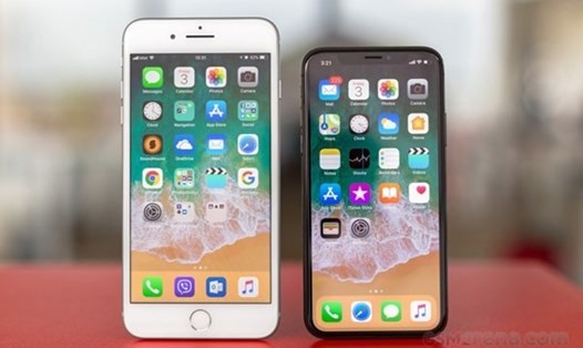 iPhone X (bên phải) - biểu tượng trong thời đại smartphone tai thỏ.