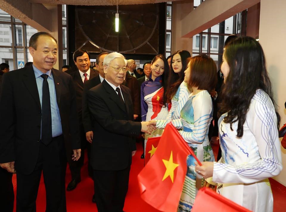  Đại sứ Việt Nam tại Pháp Nguyễn Thiệp (ngoài cùng bên phải) nhận định các hợp đồng kinh tế là một trong những điểm nổi bật trong chuyến thăm Pháp của Tổng Bí thư Nguyễn Phú Trọng. Ảnh: Trí Dũng.