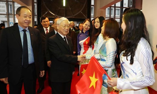  Đại sứ Việt Nam tại Pháp Nguyễn Thiệp (ngoài cùng bên phải) nhận định các hợp đồng kinh tế là một trong những điểm nổi bật trong chuyến thăm Pháp của Tổng Bí thư Nguyễn Phú Trọng. Ảnh: Trí Dũng.