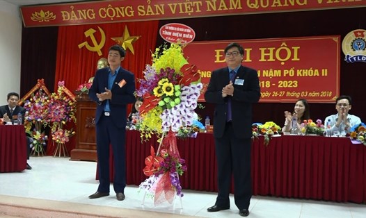 Chủ tịch LĐLĐ tỉnh Điện Biên Hoàng Ngọc Vinh (bên phải ảnh) chúc mừng Đại hội LĐLĐ huyện Nậm Pồ. Ảnh: N.H