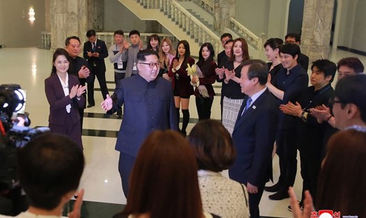 Ông Kim Jong-un trò chuyện với các nghệ sĩ Hàn Quốc. Ảnh: KCNA. 