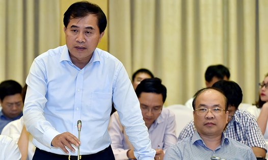 Thứ trưởng Bộ Xây dựng Lê Quang Hùng trả lời báo chí. Ảnh: VGP
