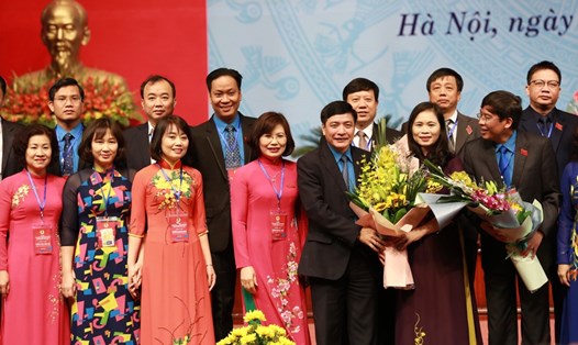 Chủ tịch Tổng LĐLĐVN Bùi Văn Cường tặng hoa chúc mừng BCHCĐ Giáo dục VN khóa XV, nhiệm kỳ 2018 - 2023. Ảnh: Hải Nguyễn