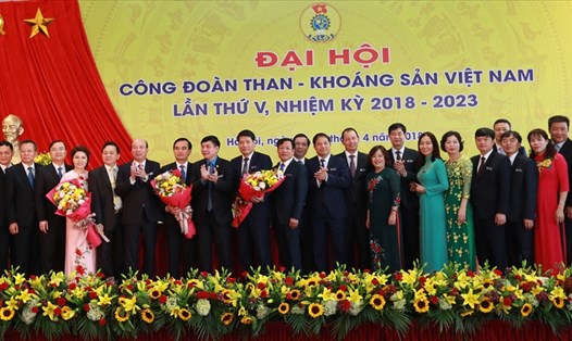 Ủy viên TƯ Đảng, Chủ tịch Tổng LĐLĐVN (thứ 6, từ trái sang) chúc mừng Ban Chấp hành Công đoàn TKV khóa V, nhiệm kỳ 2018-2023. Ảnh: Hải Nguyễn