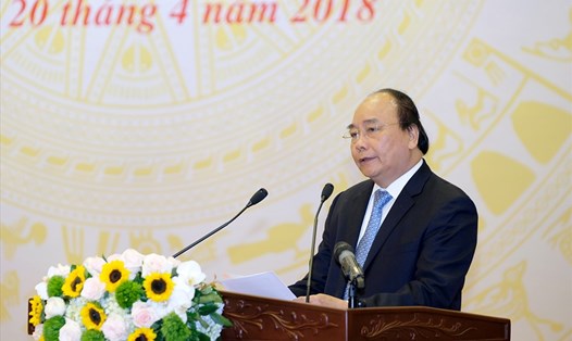Thủ tướng Nguyễn Xuân Phúc chỉ đạo Hội nghị trực tuyến toàn quốc tháo gỡ khó khăn cho đầu tư xây dựng diễn ra sáng 20.4. Ảnh: PV