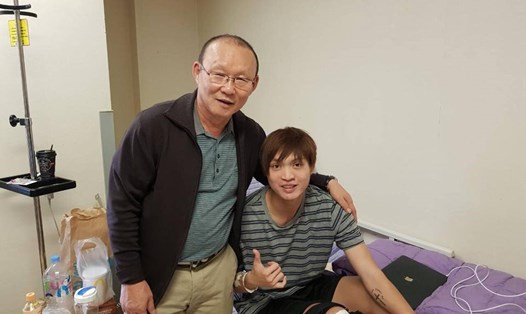 HLV Park  Hang-seo trực tiếp tới bệnh viện để thăm hỏi và động viên tiền vệ Tuấn Anh. Ảnh: Anh Nguyên