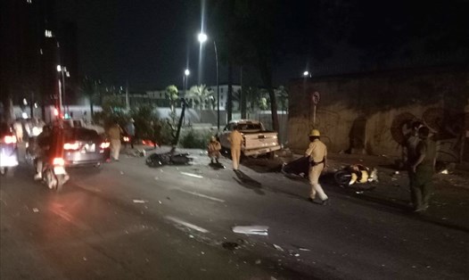 Người và xe máy nằm la liệt trên đường Nguyễn Hữu Cảnh sau khi bị xe bán tải từ bên kia đường lao vào khi đang chờ đèn đỏ lúc nửa đêm. Ảnh: T.S