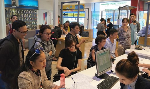 Thuê bao đăng kí thông tin và bổ sung ảnh chân dung tại điểm giao dịch của MobiFone 80 Nguyễn Du, Quận 1, TP.HCM (ảnh:PK).