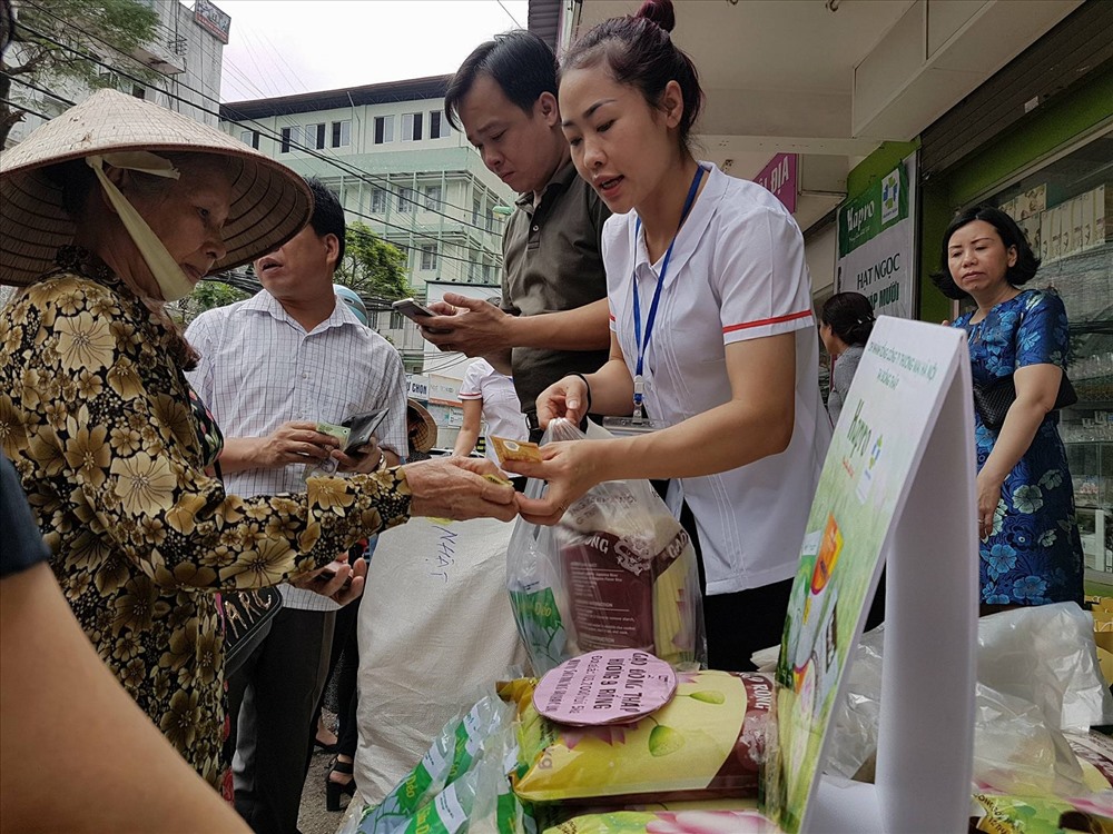 Người dân háo hức chọn mua gạo sạch của Đồng Tháp Mười tại C13 Thành Công - Hà Nội. Ảnh: Kh.V