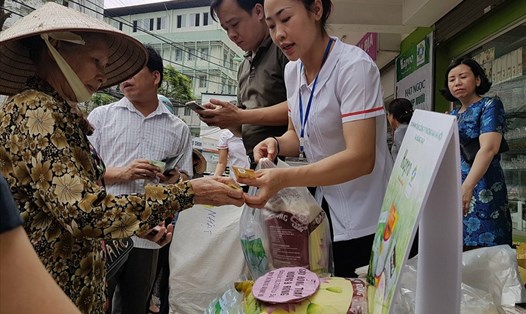 Người dân háo hức chọn mua gạo sạch của Đồng Tháp Mười tại C13 Thành Công - Hà Nội. Ảnh: Kh.V