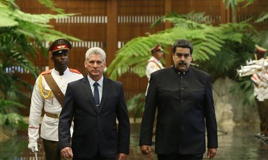 Chủ tịch Cuba Miguel Diaz-Canel đón Tổng thống Venezuela Nicolas Maduro hôm 21.4. Ảnh: Reuters