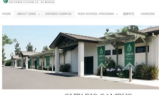 Trên website của GWIS đăng bức ảnh trụ sở Trung tâm nghệ thuật California gắn logo của trường, nhưng thực tế đây là địa điểm của một công ty khác chứ không phải của GWIS.