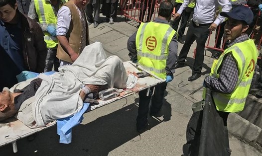 Một người bị thương trong vụ đánh bom tự sát ở Kabul ngày 22.4. Ảnh: EPA