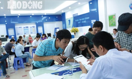 Khách hàng đến trung tâm Vinaphone trên đường Trần Duy Hưng (Hà Nội) để hoàn thiện thông tin thuê bao. Ảnh: HẢI NGUYỄN