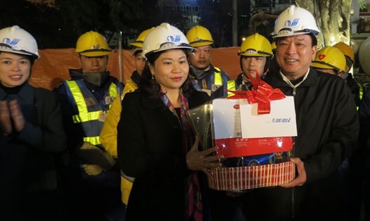 Chủ tịch LĐLĐ TP.Hà Nội Nguyễn Thị Tuyến tặng quà cho Cty TNHH MTV Thoát nước Hà Nội đang thi công đêm vào dịp Tết Mậu Tuất 2018. Ảnh: XUÂN TRƯỜNG