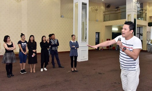 Đạo diễn Lê Quý Dương (áo trắng) hướng dẫn các nghệ sĩ tập luyện, chuẩn bị cho chương trình.